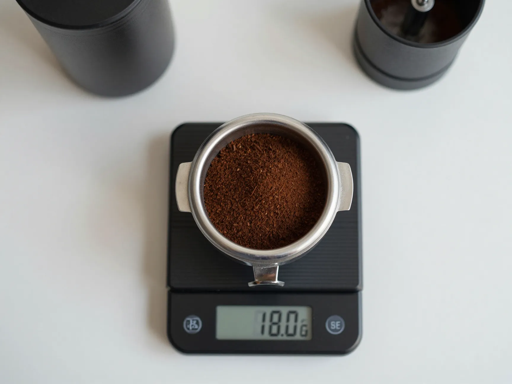 Scale measuring 18g coffee grounds in portafilter